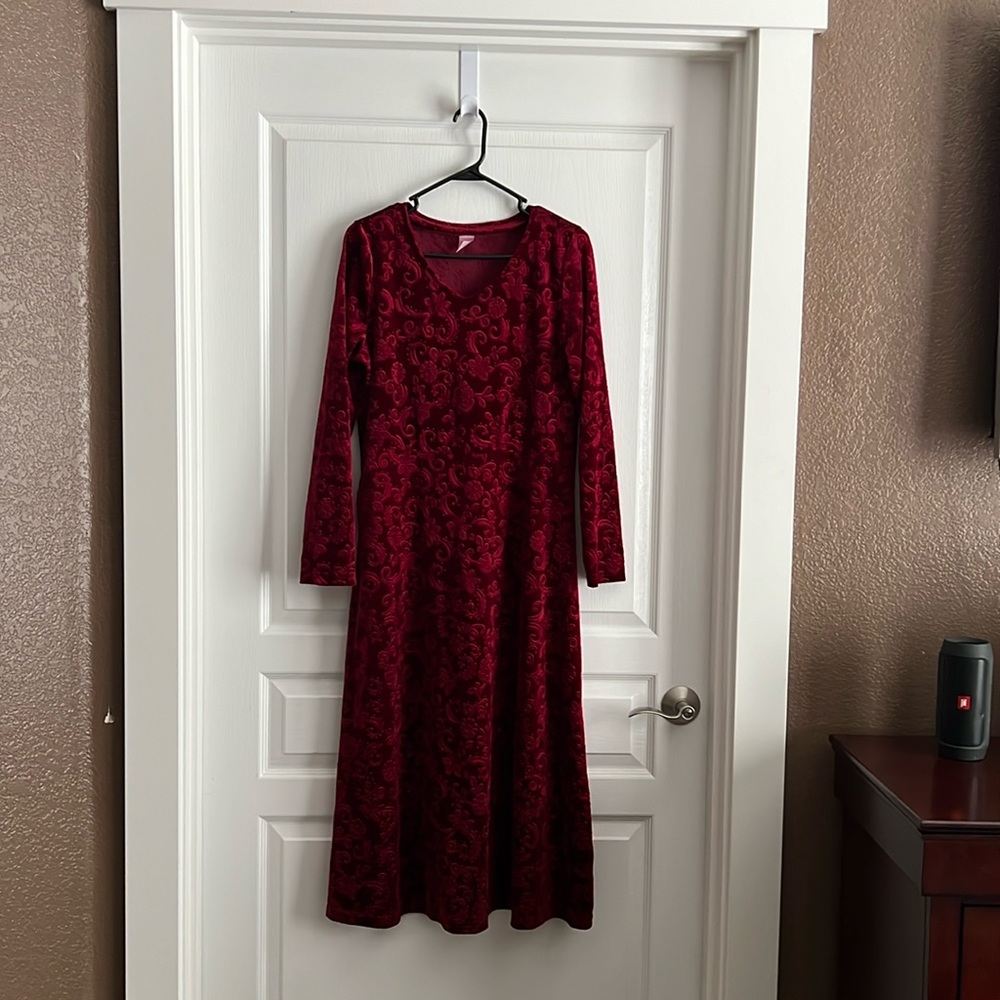 Red dress with floral pattern in velvet